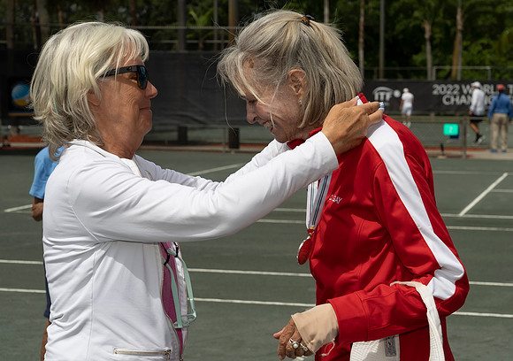 FM_W75_QUEENS_CUP_MEDAL_CEREMONY_ITFSENIORS2022_017