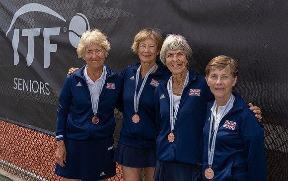 FM_W75_QUEENS_CUP_MEDAL_CEREMONY_ITFSENIORS2022_007