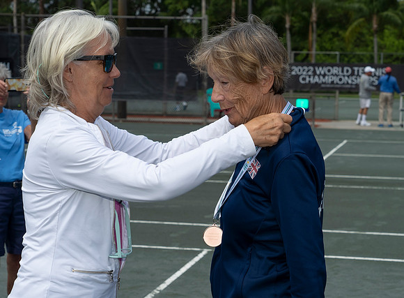 FM_W75_QUEENS_CUP_MEDAL_CEREMONY_ITFSENIORS2022_011