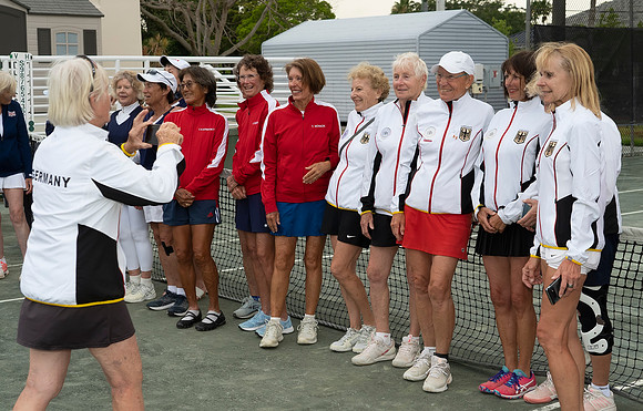 FM_MEDAL_CEREMONY_ALTHEA_GIBSON_DORIS_HART_CUPS_ITFSUPERSENIORS2022_002