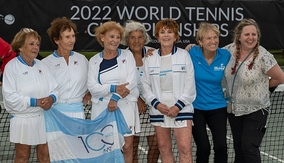 FM_MEDAL_CEREMONY_ALTHEA_GIBSON_DORIS_HART_CUPS_ITFSUPERSENIORS2022_004