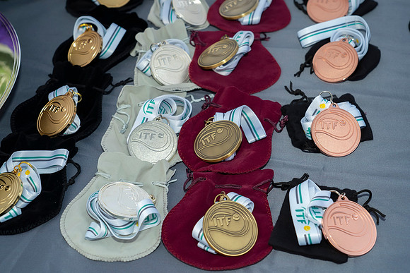 FM_MEDAL_CEREMONY_ALTHEA_GIBSON_DORIS_HART_CUPS_ITFSUPERSENIORS2022_005