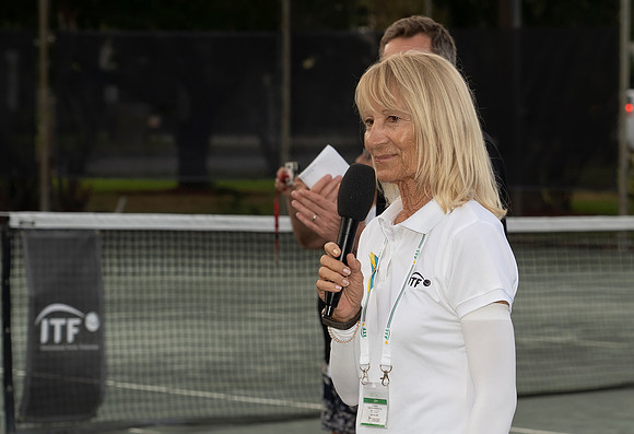 FM_MEDAL_CEREMONY_ALTHEA_GIBSON_DORIS_HART_CUPS_ITFSUPERSENIORS2022_007
