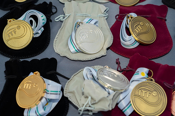 FM_MEDAL_CEREMONY_ALTHEA_GIBSON_DORIS_HART_CUPS_ITFSUPERSENIORS2022_006